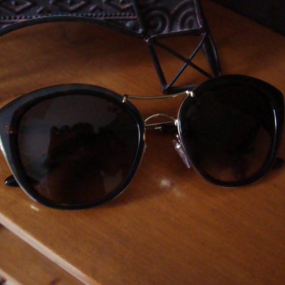 Worn once. Burberry B 4251-Q Cat Eye Sunglasses - Picture 6 of 6